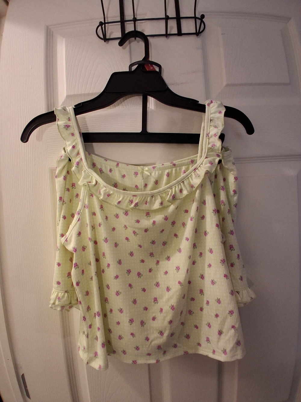 No Boundaries 2-Piece Light Green Floral Ruffle Tank Top And Shorts